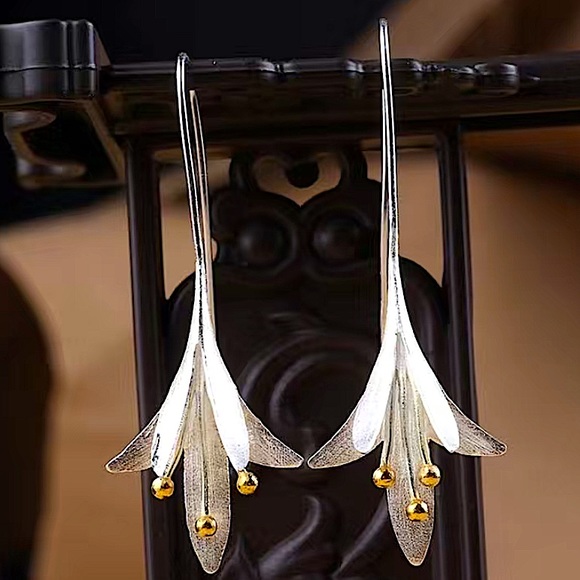 Sterling Silver Lily Flower Pollen Fish Hook Dangle Earrings - Picture 5 of 10